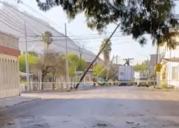 Tráiler derriba postes y afecta suministro eléctrico