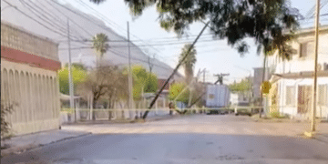 Tráiler derriba postes y afecta suministro eléctrico