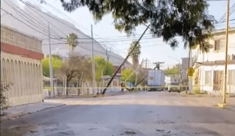 Tráiler derriba postes y afecta suministro eléctrico