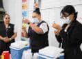 Supervisan vacunación de sarampión en escuelas