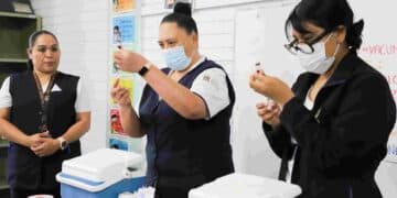 Supervisan vacunación de sarampión en escuelas