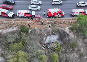Vehículo cae a zanja y deja tres lesionados