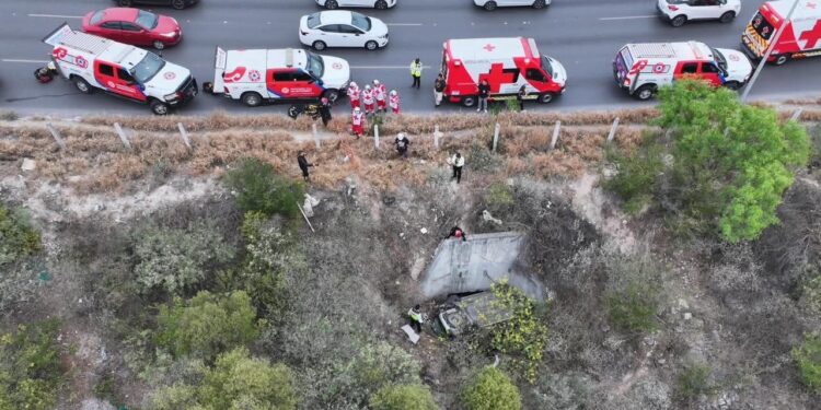 Vehículo cae a zanja y deja tres lesionados