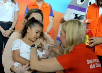 Niña recibiendo una vacuna nuevo leon