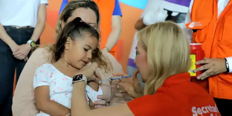 Niña recibiendo una vacuna nuevo leon