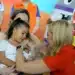 Niña recibiendo una vacuna nuevo leon