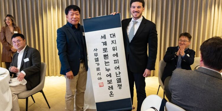 Visita Samuel García el KIA Worlwide en Corea del Sur