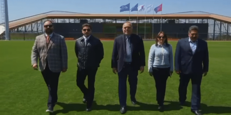 Gobernador visita Centro de futbol coreano