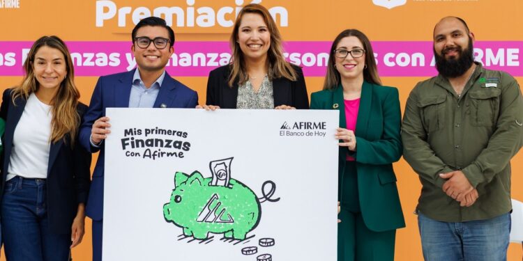 Reconoce Arratia a ganadores de cursos en educación financiera