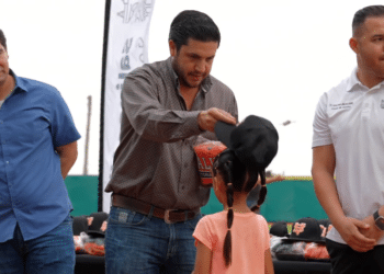 Salinas Victoria entrega uniformes a ligas pequeñas de béisbol