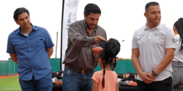 Salinas Victoria entrega uniformes a ligas pequeñas de béisbol