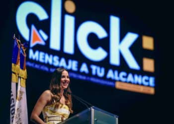 Mariana habla con estudiantes sobre “El poder de la comunicación”