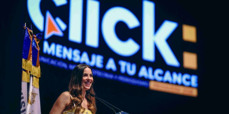 Mariana habla con estudiantes sobre “El poder de la comunicación”