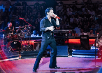 Christian Nodal llega solo al Palenque de Aguascalientes