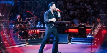 Christian Nodal llega solo al Palenque de Aguascalientes