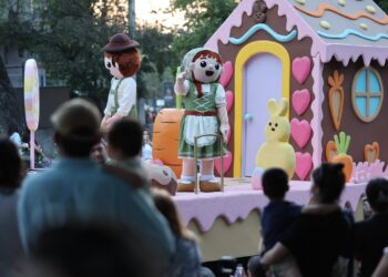 Celebra San Pedro desfile de Pascua