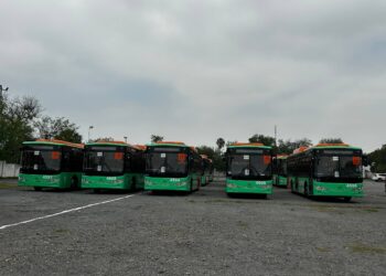 Entregan Samuel y Mariana 62 nuevas unidades