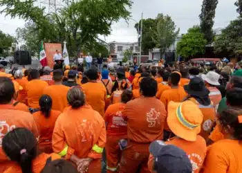 Grupo de personas en uniformes naranjas