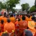 Grupo de personas en uniformes naranjas