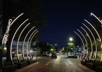 Estrenan arcos iluminados en Centrito