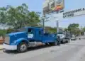 Multan a camión por tirar escombro en Rio Santa Catarina