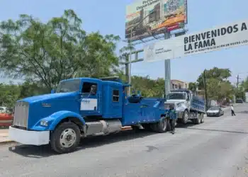 Multan a camión por tirar escombro en Rio Santa Catarina