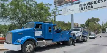 Multan a camión por tirar escombro en Rio Santa Catarina