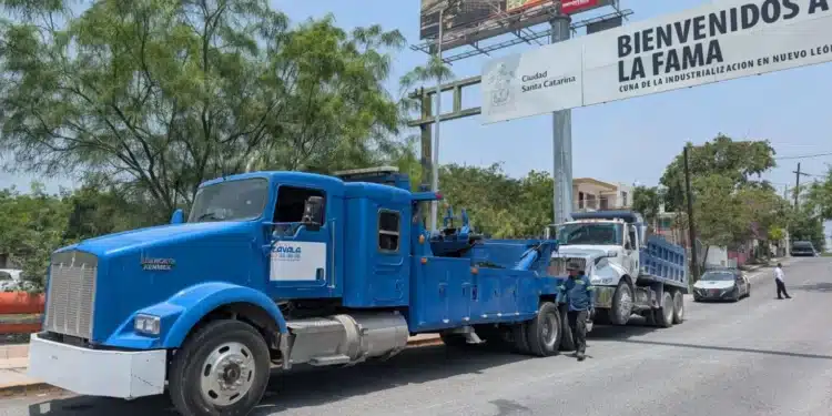 Multan a camión por tirar escombro en Rio Santa Catarina