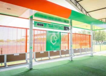 Entrega Samuel nuevos camiones y parabuses