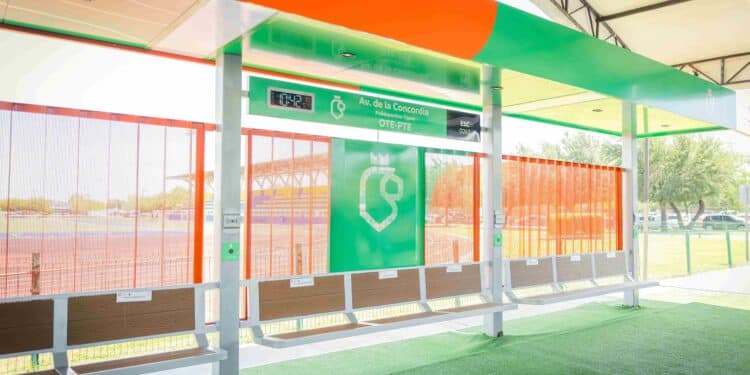 Entrega Samuel nuevos camiones y parabuses
