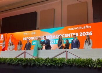 Reconocen a 470 docentes de NL 