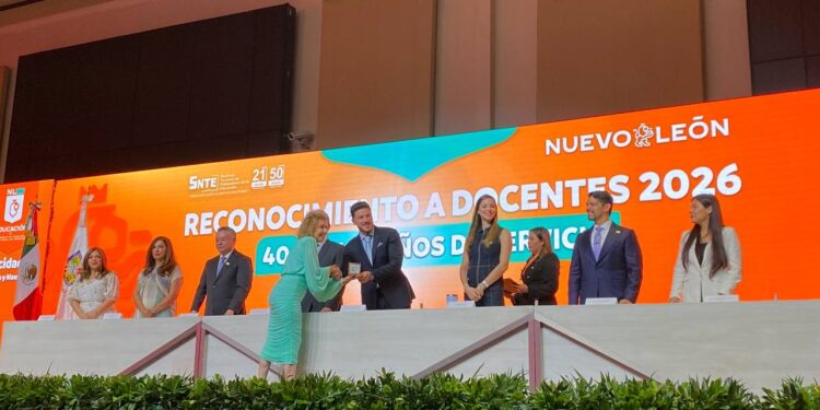 Reconocen a 470 docentes de NL 