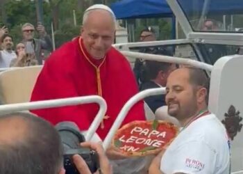 Regalan pizza al Papa León XIV en Nápoles