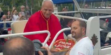 Regalan pizza al Papa León XIV en Nápoles