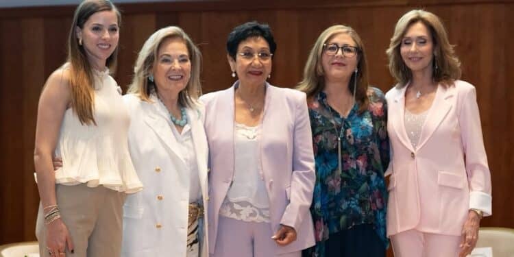 Reconocen vida y legado de mujeres
