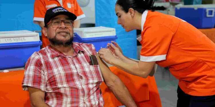 Nuevo León supera meta de vacunación