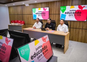 Abre Santiago registro para entrega de útiles