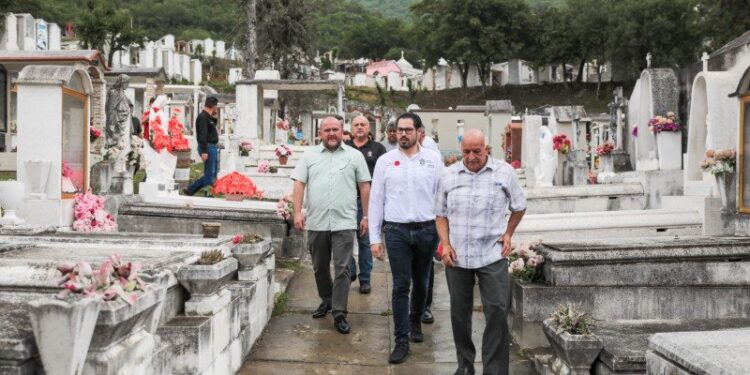 Prepara Santiago Panteones para visitas del 10 de mayo