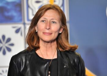 Renuncia Tatiana a su cargo; va por Gobernatura