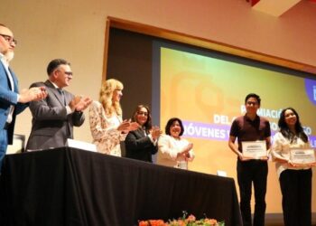 Premian a ganadores de concurso contra violencia