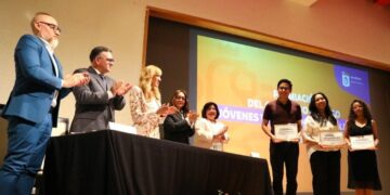 Premian a ganadores de concurso contra violencia