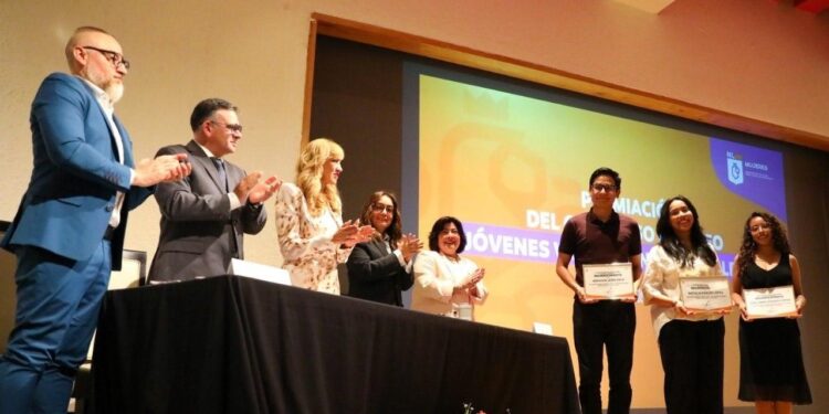 Premian a ganadores de concurso contra violencia