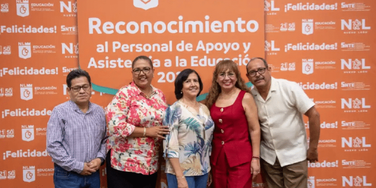 Reconocen a mil 749 trabajadores de educación