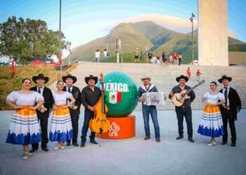 Celebran día del padre en Pabellón cultural NL, Parque del agua