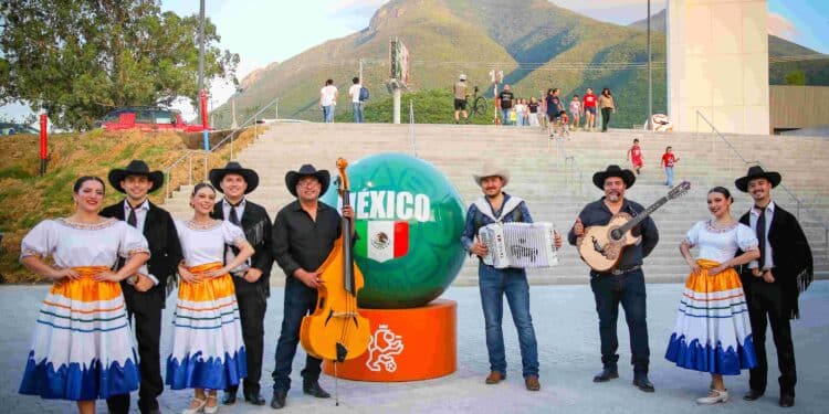 Celebran día del padre en Pabellón cultural NL, Parque del agua