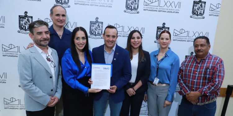 PAN propone prohibir redes sociales a menores de 14 años