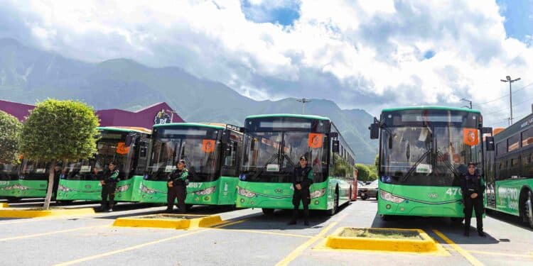 Entrega Samuel nuevas unidades de transporte