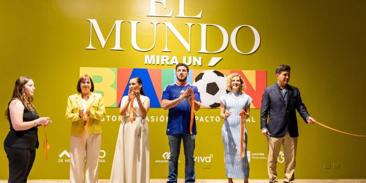 Inaugura Samuel García exposición “El mundo mira un balón”