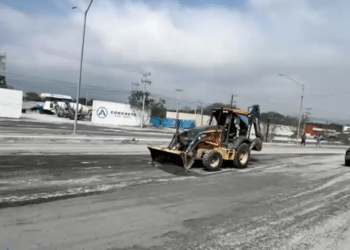 Realizan trabajos de bacheo en la avenida Colosio