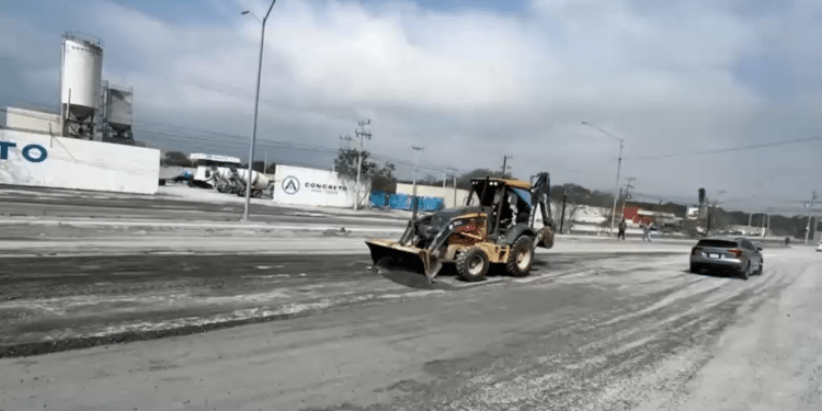 Realizan trabajos de bacheo en la avenida Colosio